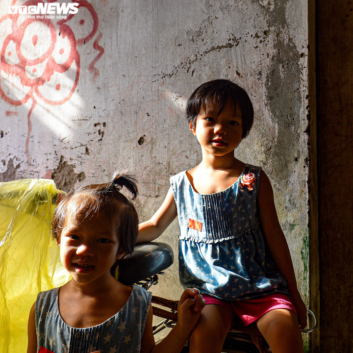 Ảnh: Bốn mẹ con bán hàng rong mắc kẹt trong nhà trọ tồi tàn 6m2 giữa đại dịch - 5