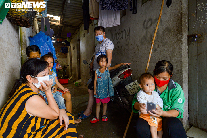 Ảnh: Bốn mẹ con bán hàng rong mắc kẹt trong nhà trọ tồi tàn 6m2 giữa đại dịch - 3