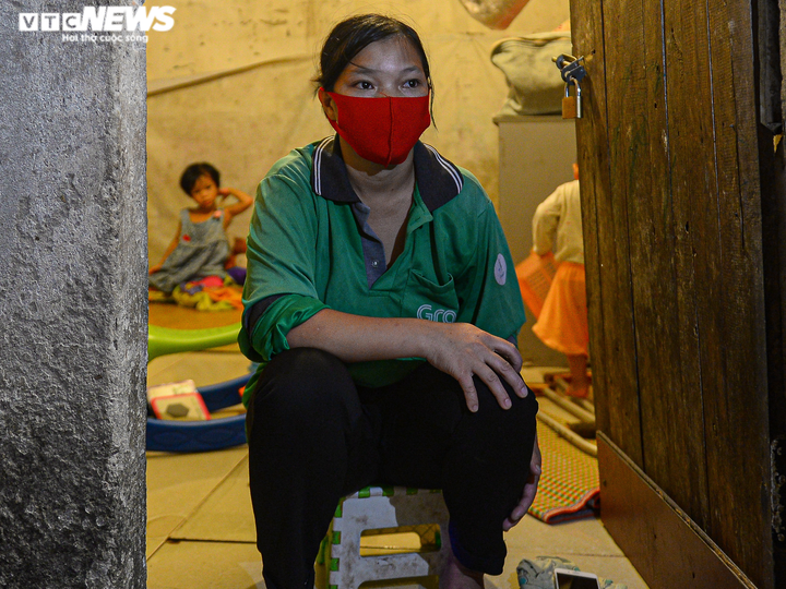 Ảnh: Bốn mẹ con bán hàng rong mắc kẹt trong nhà trọ tồi tàn 6m2 giữa đại dịch - 7