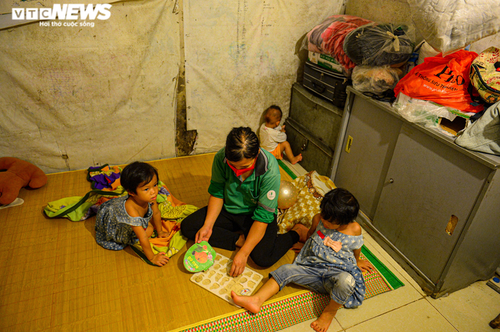 Ảnh: Bốn mẹ con bán hàng rong mắc kẹt trong nhà trọ tồi tàn 6m2 giữa đại dịch - 6