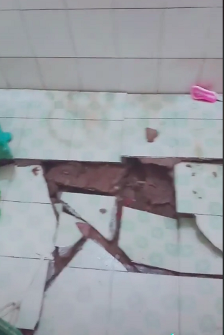 Nhà tắm bỗng nổ tung vì anh chàng lỡ dại làm một hành động khi nhìn thấy rết - 2