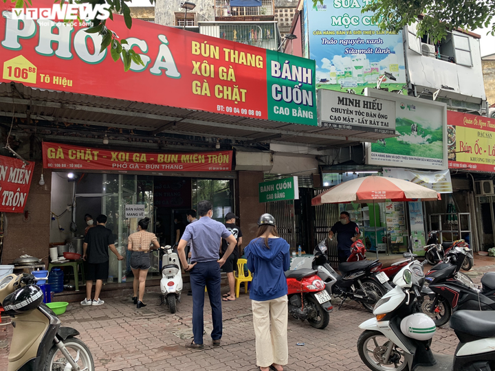 Khách Hà Nội xếp hàng chờ sửa xe, mua phở trong ngày đầu hàng quán mở cửa lại - 2