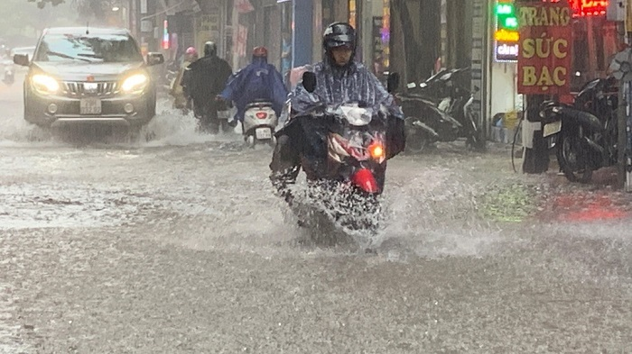 Thời tiết ngày 16/9: Bắc Bộ mưa rất to, đề phòng lốc sét và mưa đá trong dông - 1