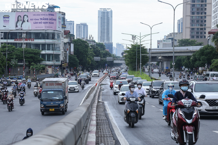 Ảnh: Đường phố Hà Nội đông đúc trong ngày đầu nới lỏng hoạt động chống dịch - 4