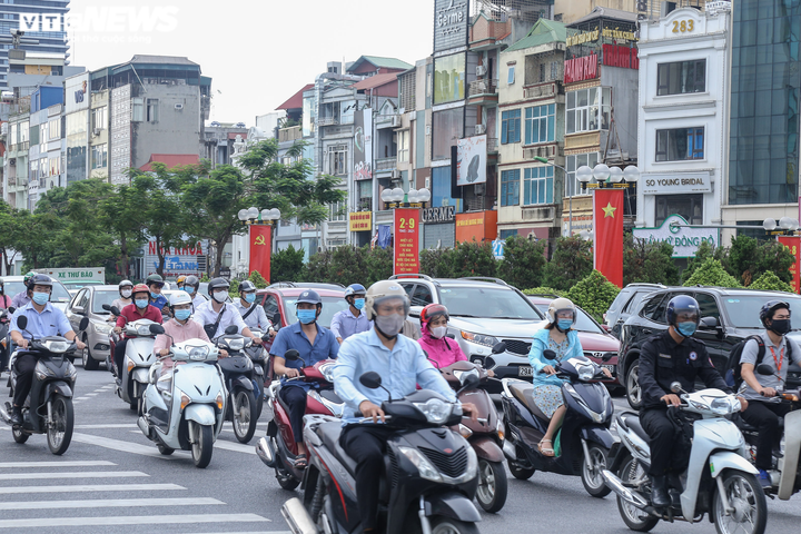 Ảnh: Đường phố Hà Nội đông đúc trong ngày đầu nới lỏng hoạt động chống dịch - 6