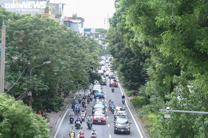 Ảnh: Đường phố Hà Nội đông đúc trong ngày đầu nới lỏng hoạt động chống dịch - 5