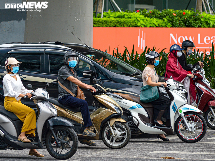 Ảnh: Đường phố Hà Nội đông đúc trong ngày đầu nới lỏng hoạt động chống dịch - 9