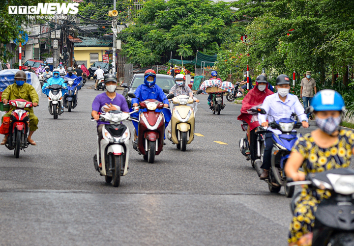 Ảnh: Đường phố Hà Nội đông đúc trong ngày đầu nới lỏng hoạt động chống dịch - 8