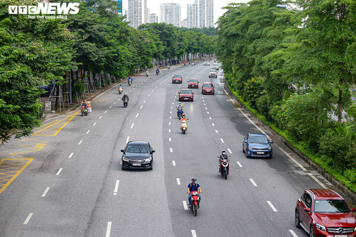 Ảnh: Đường phố Hà Nội đông đúc trong ngày đầu nới lỏng hoạt động chống dịch - 10