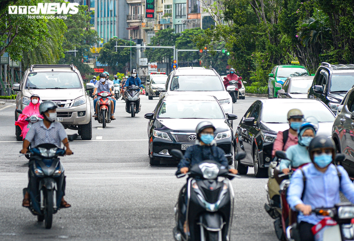 Ảnh: Đường phố Hà Nội đông đúc trong ngày đầu nới lỏng hoạt động chống dịch - 3