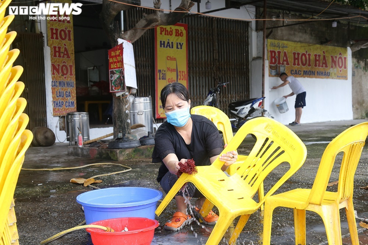 Ảnh: Hàng quán 'vùng xanh' ở Hà Nội tất bật dọn dẹp để mở bán trở lại - 12