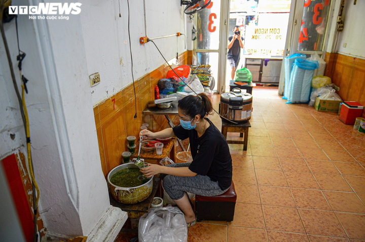 Ảnh: Hàng quán 'vùng xanh' ở Hà Nội tất bật dọn dẹp để mở bán trở lại - 8