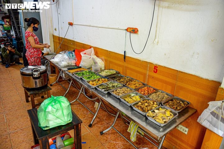 Ảnh: Hàng quán 'vùng xanh' ở Hà Nội tất bật dọn dẹp để mở bán trở lại - 7