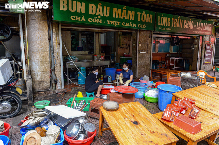 Ảnh: Hàng quán 'vùng xanh' ở Hà Nội tất bật dọn dẹp để mở bán trở lại - 6
