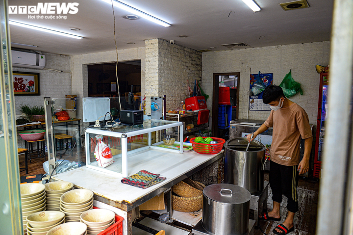 Ảnh: Hàng quán 'vùng xanh' ở Hà Nội tất bật dọn dẹp để mở bán trở lại - 9