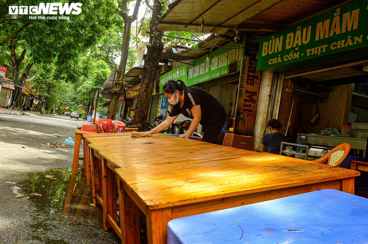 Ảnh: Hàng quán 'vùng xanh' ở Hà Nội tất bật dọn dẹp để mở bán trở lại - 4