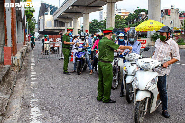 Hà Nội: Dỡ 39 chốt kiểm soát, bỏ kiểm tra giấy đi đường ở 'vùng xanh' - 11