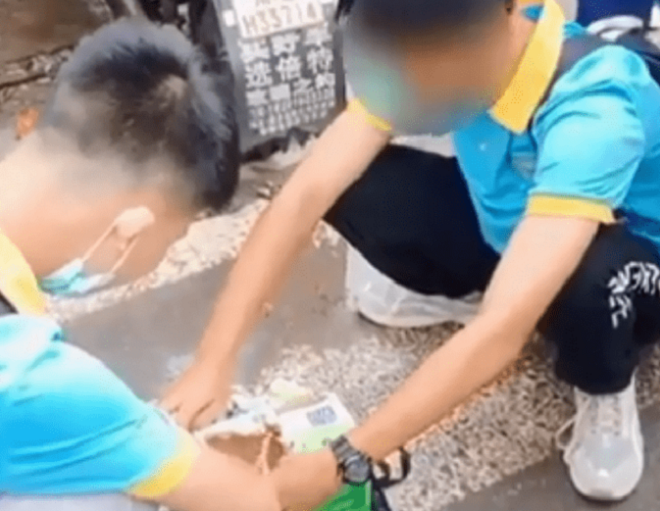 Nhà trường cấm mang đồ ăn, học sinh bị ép uống hết 11 bịch sữa ngay cổng trưởng - 1