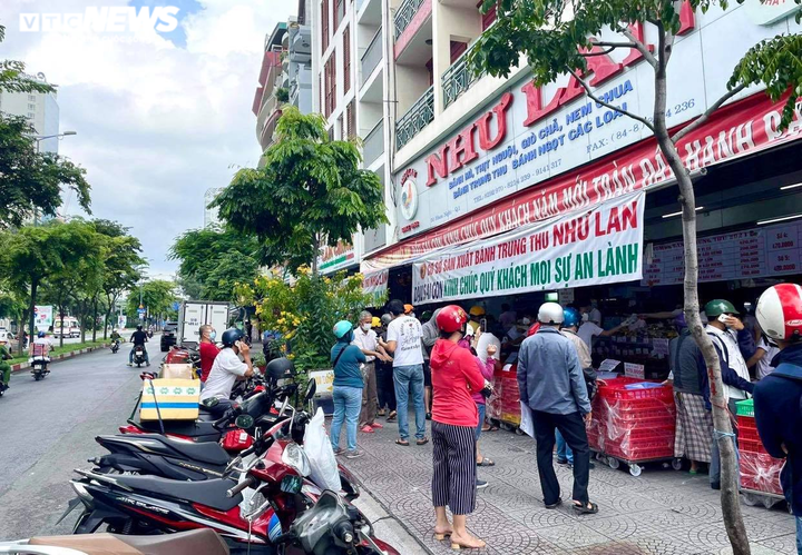 Ảnh: Nhiều người chen chúc mua bánh Trung thu ở TP.HCM - 2