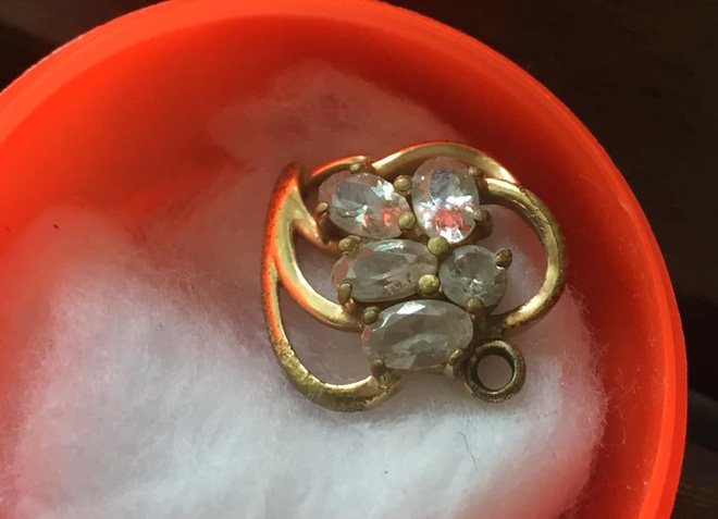 Mẹ bán hết vàng để lo cho gia đình, chỉ giữ quà con tặng nhưng đây mới là lý do - 2