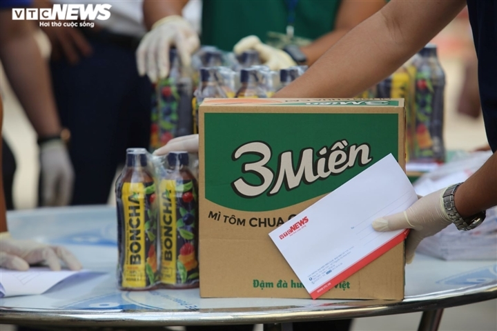 Báo điện tử VTC News trao quà của độc giả ủng hộ xóm trọ F0 ở Bình Dương - 6