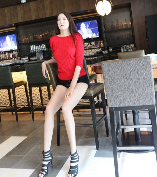 Hoa hậu Đỗ Thị Hà khoe khéo cặp chân dài miên man trong bộ hình mới nhất