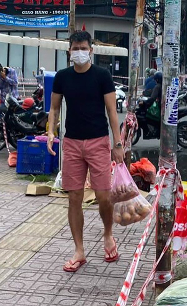 Công Vinh và niềm đam mê dép xỏ ngón, đi sao kê trước nửa triệu người vẫn tự tin - 3