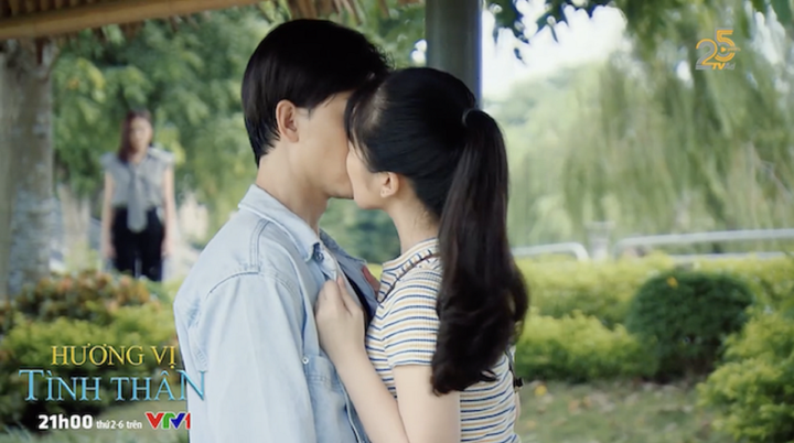 Hương vị tình thân tập 37: Thy chết lặng khi thấy chồng và 'em gái mưa' hôn nhau - 2