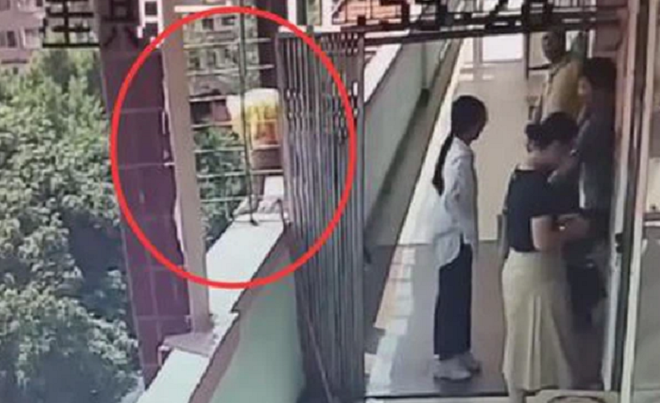 Cãi nhau với phụ huynh chuyện yêu sớm, nam sinh Trung Quốc nhảy lầu - 1