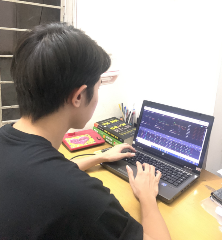 Mắc kẹt ở Hà Nội, sinh viên tình nguyện tham gia chống dịch COVID-19 - 2