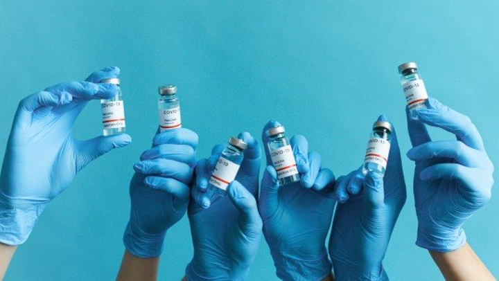 Tại sao phụ nữ dễ bị tác dụng phụ sau tiêm vaccine COVID-19? - 1