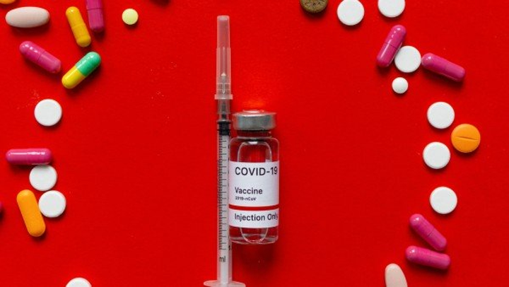 Tại sao phụ nữ dễ bị tác dụng phụ sau tiêm vaccine COVID-19? - 2