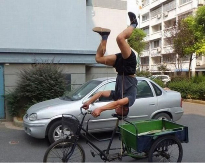 Hú hồn với các màn 'diễn xiếc' trên đường, khó tin nhưng có thật - 7