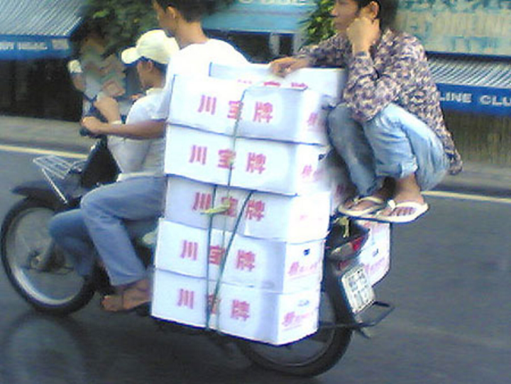 Những màn 'đèo' nhau trên xe nhìn thôi đã muốn thót tim gan - 4