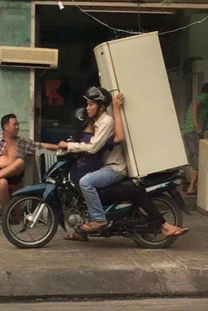 Những màn 'đèo' nhau trên xe nhìn thôi đã muốn thót tim gan - 6