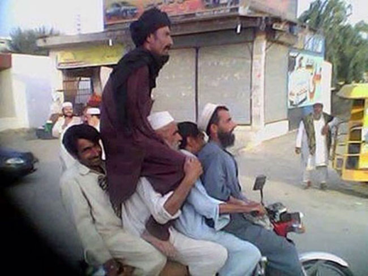 Những màn 'đèo' nhau trên xe nhìn thôi đã muốn thót tim gan - 7