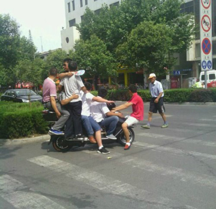 Những màn 'đèo' nhau trên xe nhìn thôi đã muốn thót tim gan - 8