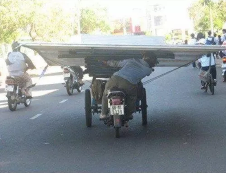 Hú hồn với các màn 'diễn xiếc' trên đường, khó tin nhưng có thật - 4