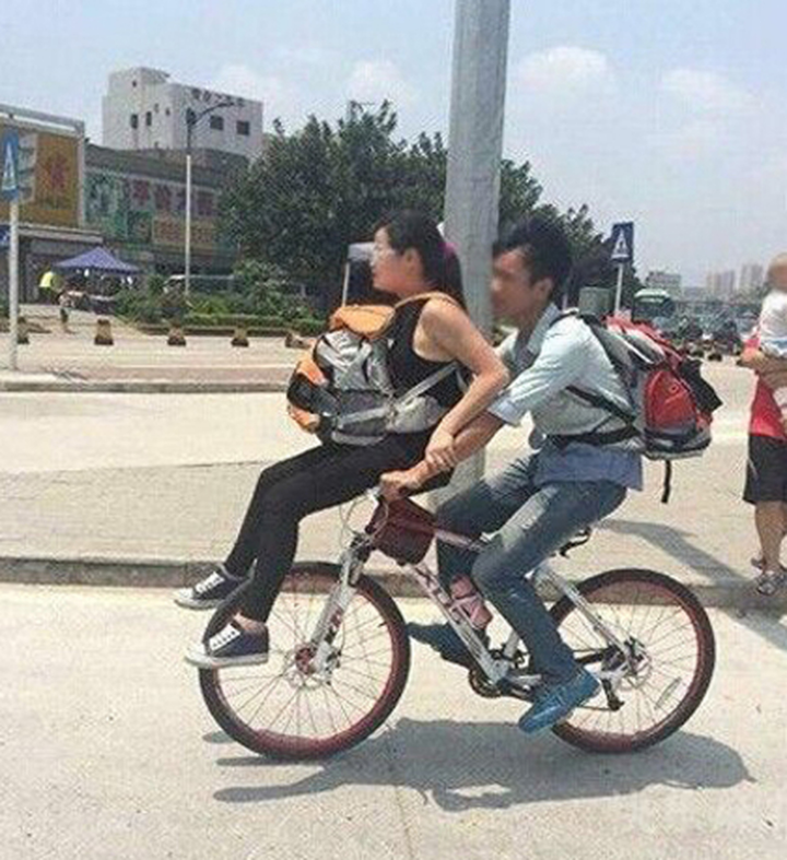 Những màn 'đèo' nhau trên xe nhìn thôi đã muốn thót tim gan - 1