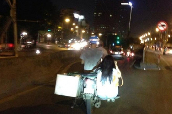 Những màn 'đèo' nhau trên xe nhìn thôi đã muốn thót tim gan - 5