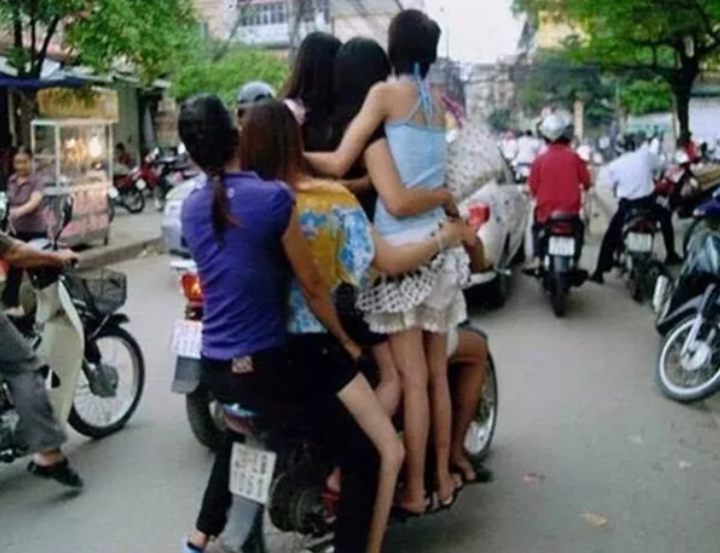 Những màn 'đèo' nhau trên xe nhìn thôi đã muốn thót tim gan - 9