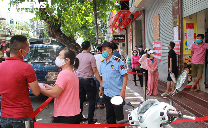 Bánh trung thu cận Rằm tháng 8: Nơi xếp hàng chờ mua, nơi không một bóng khách - 14