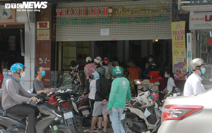 Bánh trung thu cận Rằm tháng 8: Nơi xếp hàng chờ mua, nơi không một bóng khách - 22