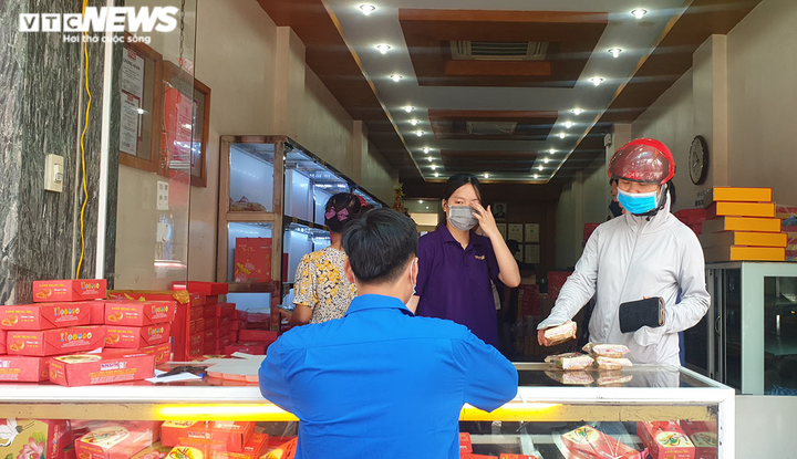 Bánh trung thu cận Rằm tháng 8: Nơi xếp hàng chờ mua, nơi không một bóng khách - 23