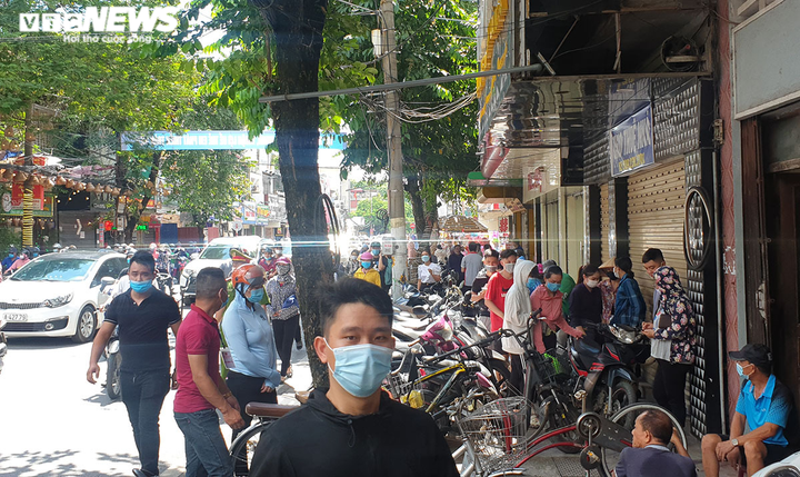 Bánh trung thu cận Rằm tháng 8: Nơi xếp hàng chờ mua, nơi không một bóng khách - 25