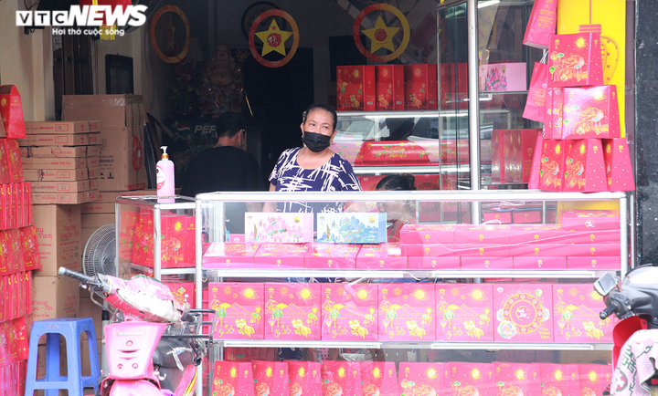 Bánh trung thu cận Rằm tháng 8: Nơi xếp hàng chờ mua, nơi không một bóng khách - 26