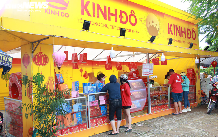 Bánh trung thu cận Rằm tháng 8: Nơi xếp hàng chờ mua, nơi không một bóng khách - 27