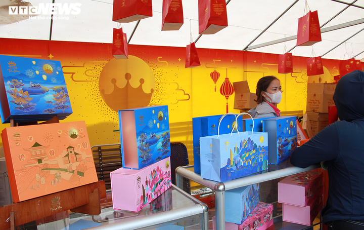 Bánh trung thu cận Rằm tháng 8: Nơi xếp hàng chờ mua, nơi không một bóng khách - 28