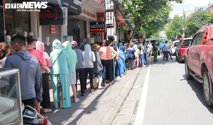 Bánh trung thu cận Rằm tháng 8: Nơi xếp hàng chờ mua, nơi không một bóng khách - 15