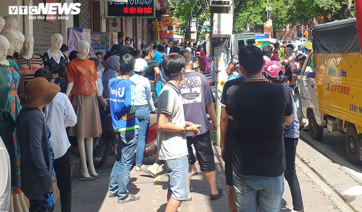 Bánh trung thu cận Rằm tháng 8: Nơi xếp hàng chờ mua, nơi không một bóng khách - 17